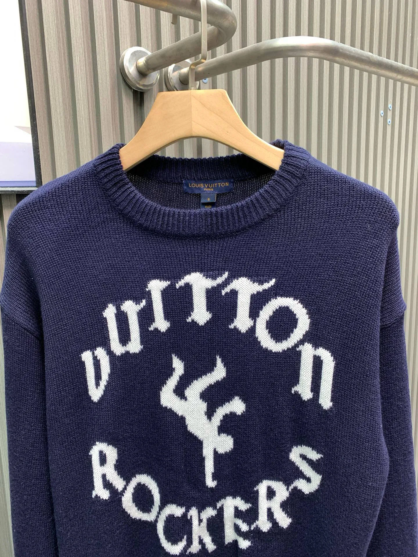 🅿️310 🀄️ Louis Vuitton Louis Vuitton 1*v Zhu Yilong same style sweatshirt 🔥 Pure classic It is your best home in autumn and winter. The standard design is more comfortable and skin-friendly than a hug. Compared with all sweatshirts, it can withstand scrutiny. Casual and atmospheric. Made of long-staple cotton imported from Egypt. The skin-friendly cotton texture makes the eyes feel more comfortable. No pilling or deformation. Simple and elegant solid color system It looks slimming and not exaggerated. It is simple and individual. The extraordinary design makes your sweatshirt far away from ordinary and mediocre.